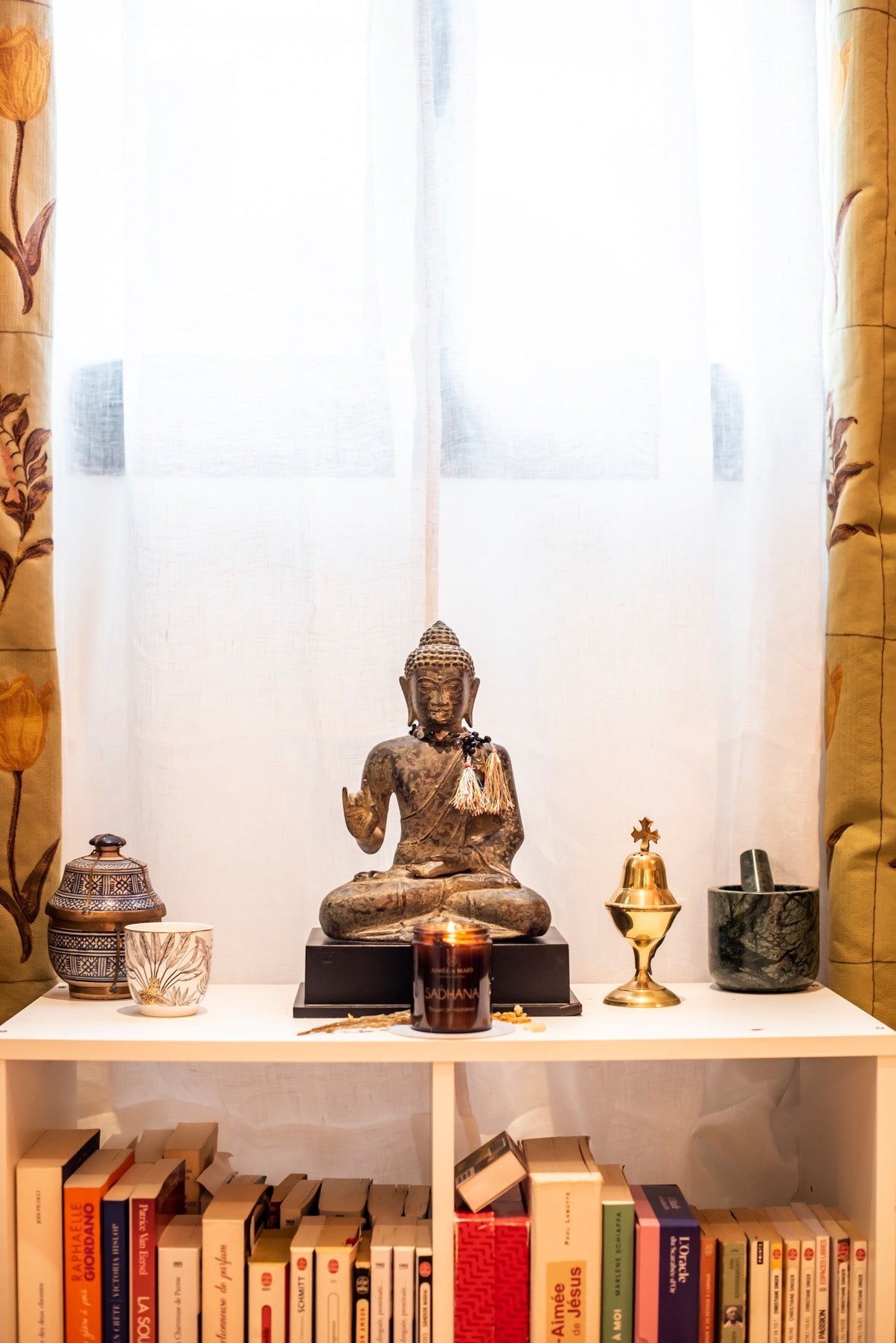 L'Histoire Sacrée du Parfum : De la Fumée à l'Éveil de l'Âme