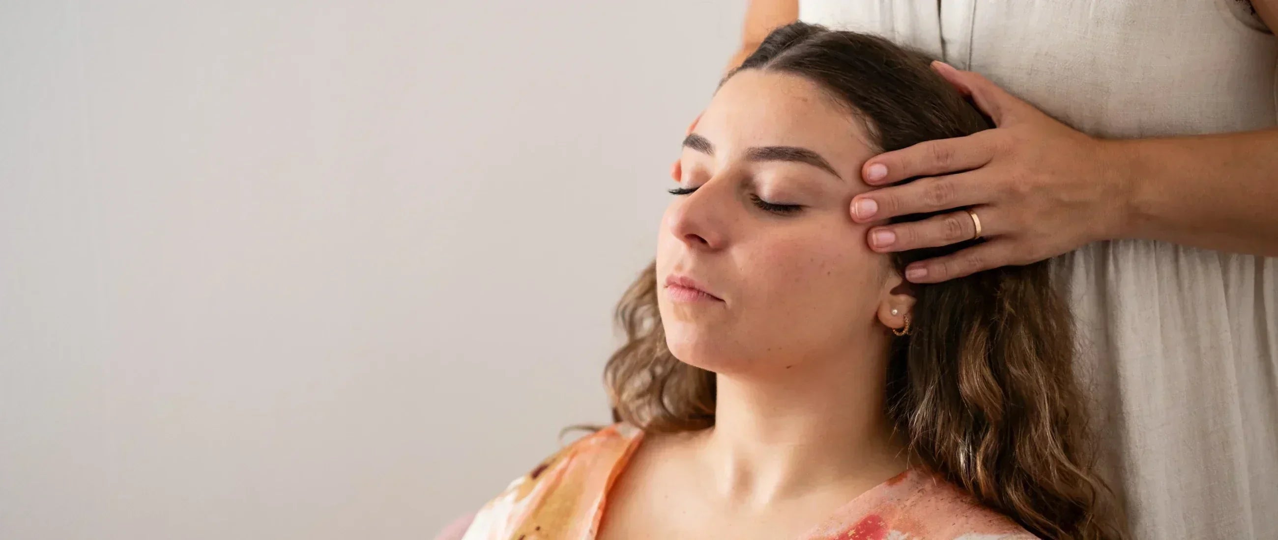 Femme recevant un soin naturel aux effets liftants et relaxants