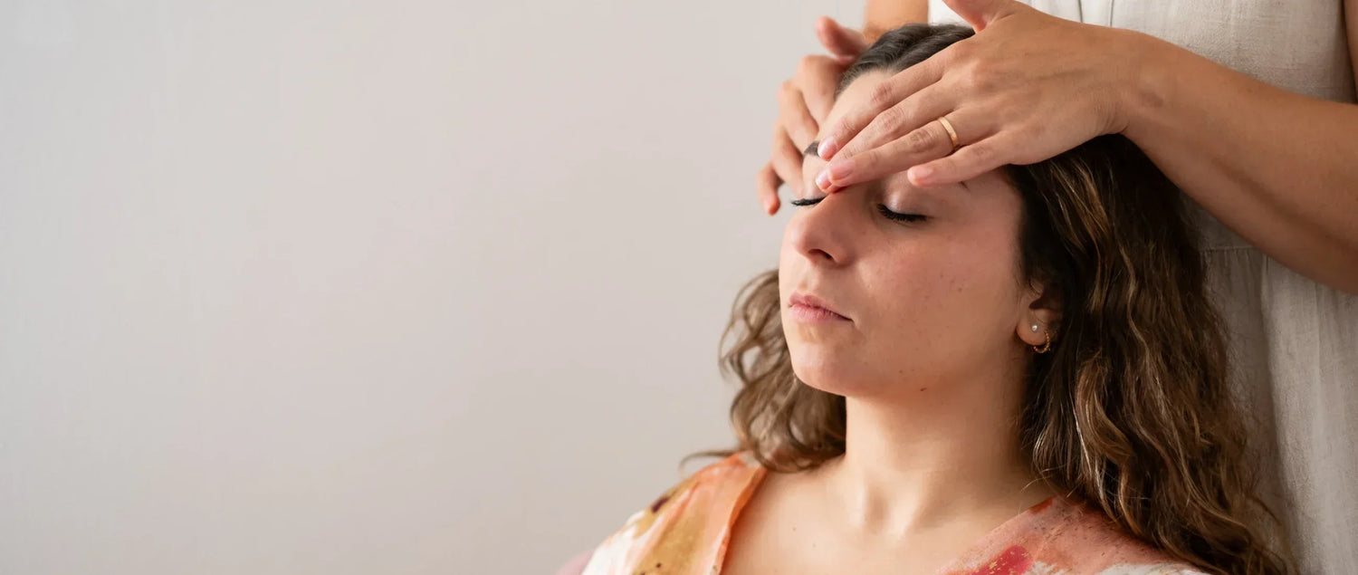 Jeune femme sereine recevant un massage du visage Kobido